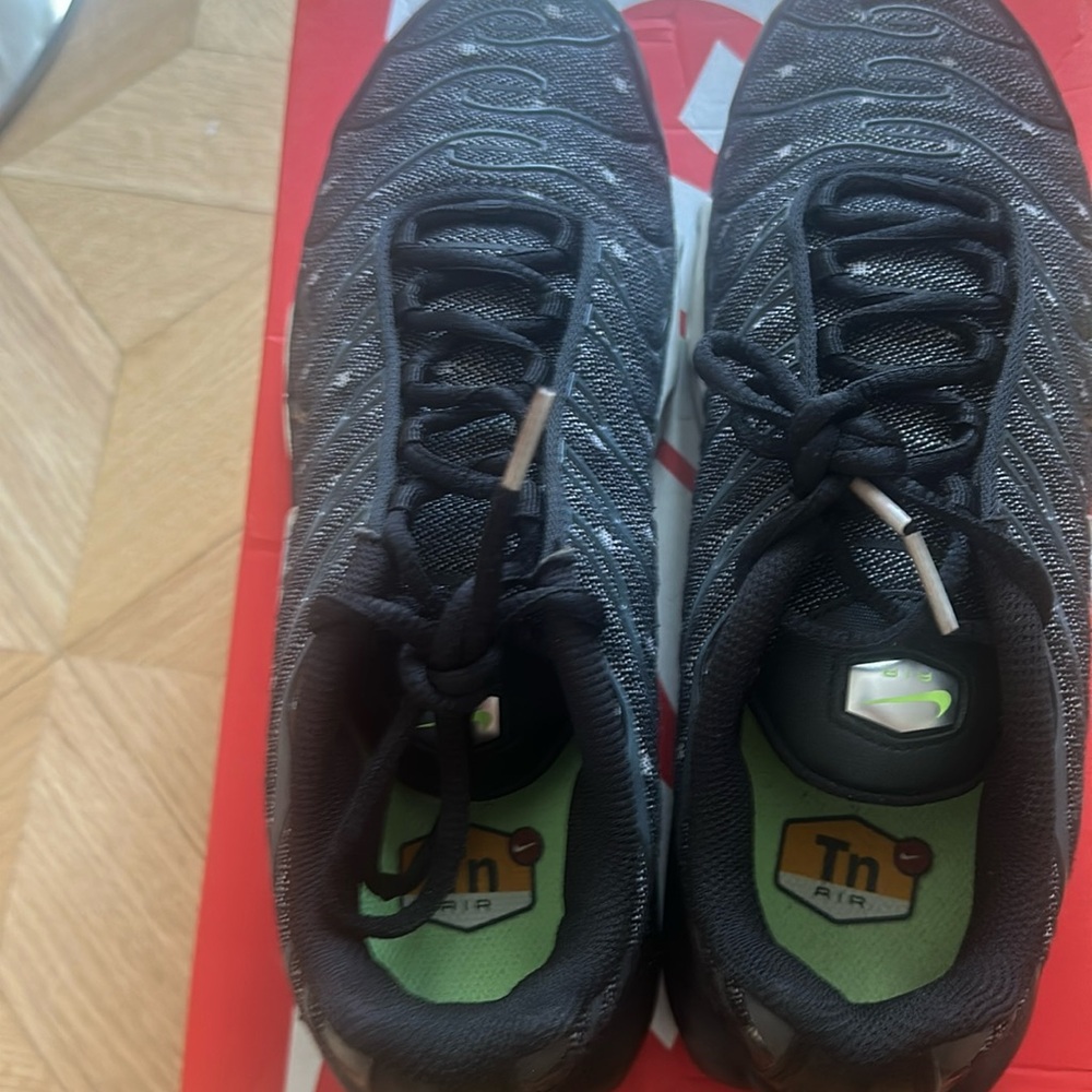 Nike men’s air sole sneakers size 8.5 comes with box
